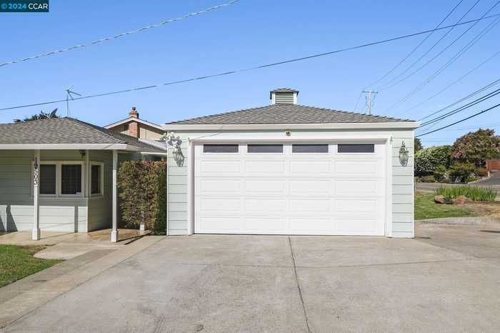 photo 2: 19503 Helen Pl, Castro Valley CA 94546