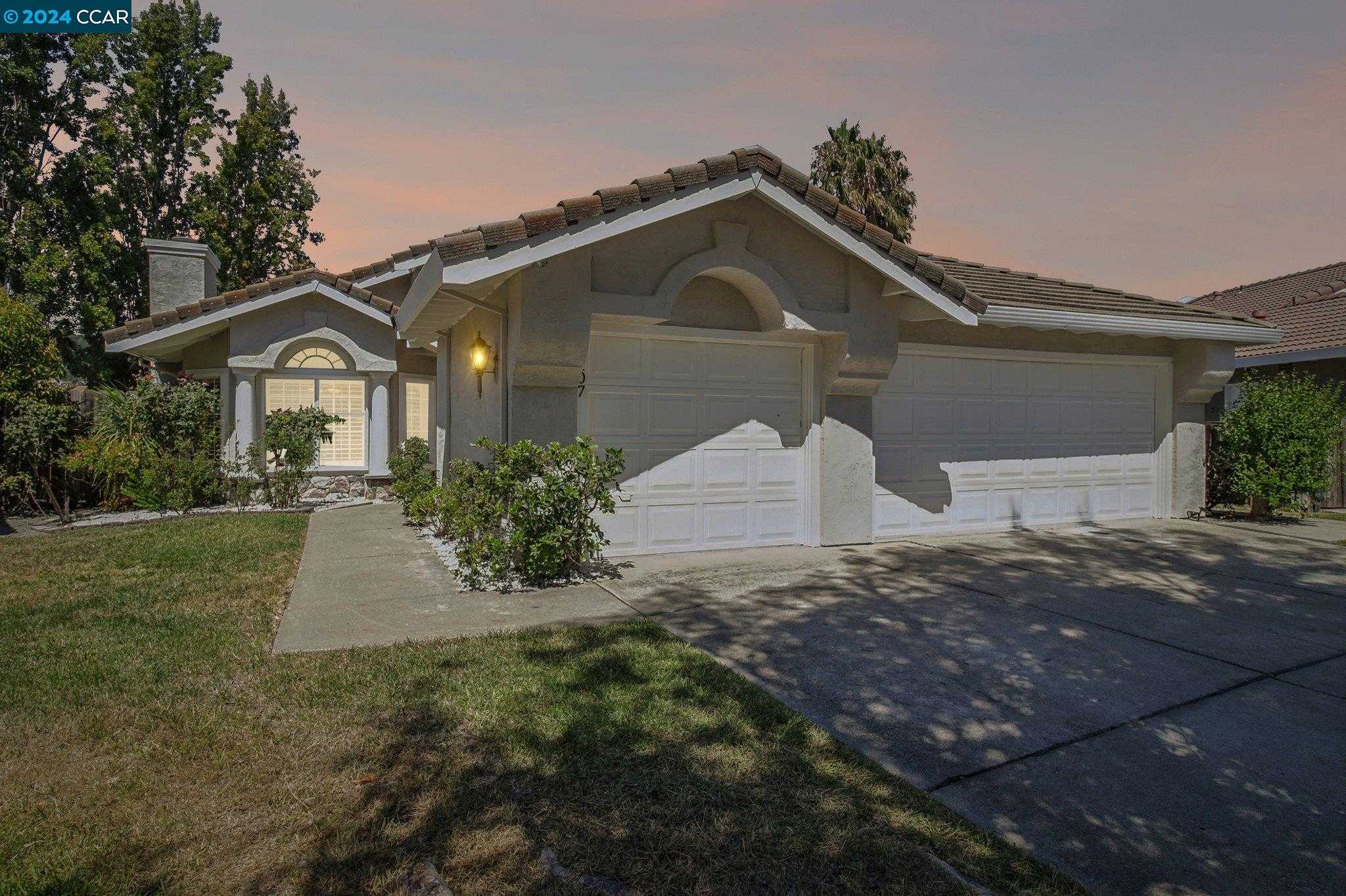 photo 1: 107 Woodstock Ct, Richmond CA 94803