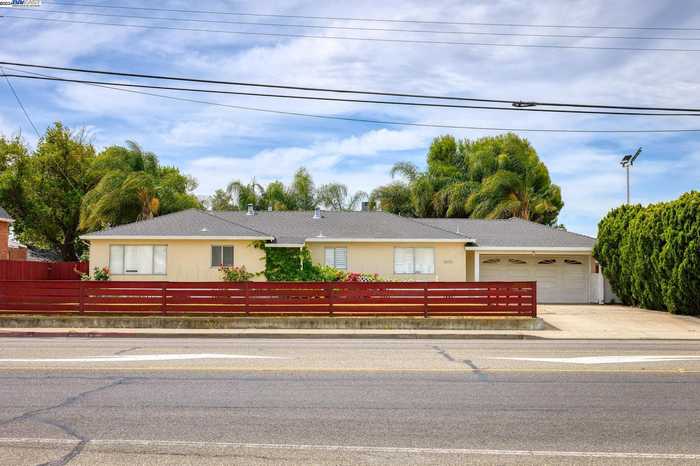 photo 2: 1004 W Yosemite Ave, Manteca CA 95337