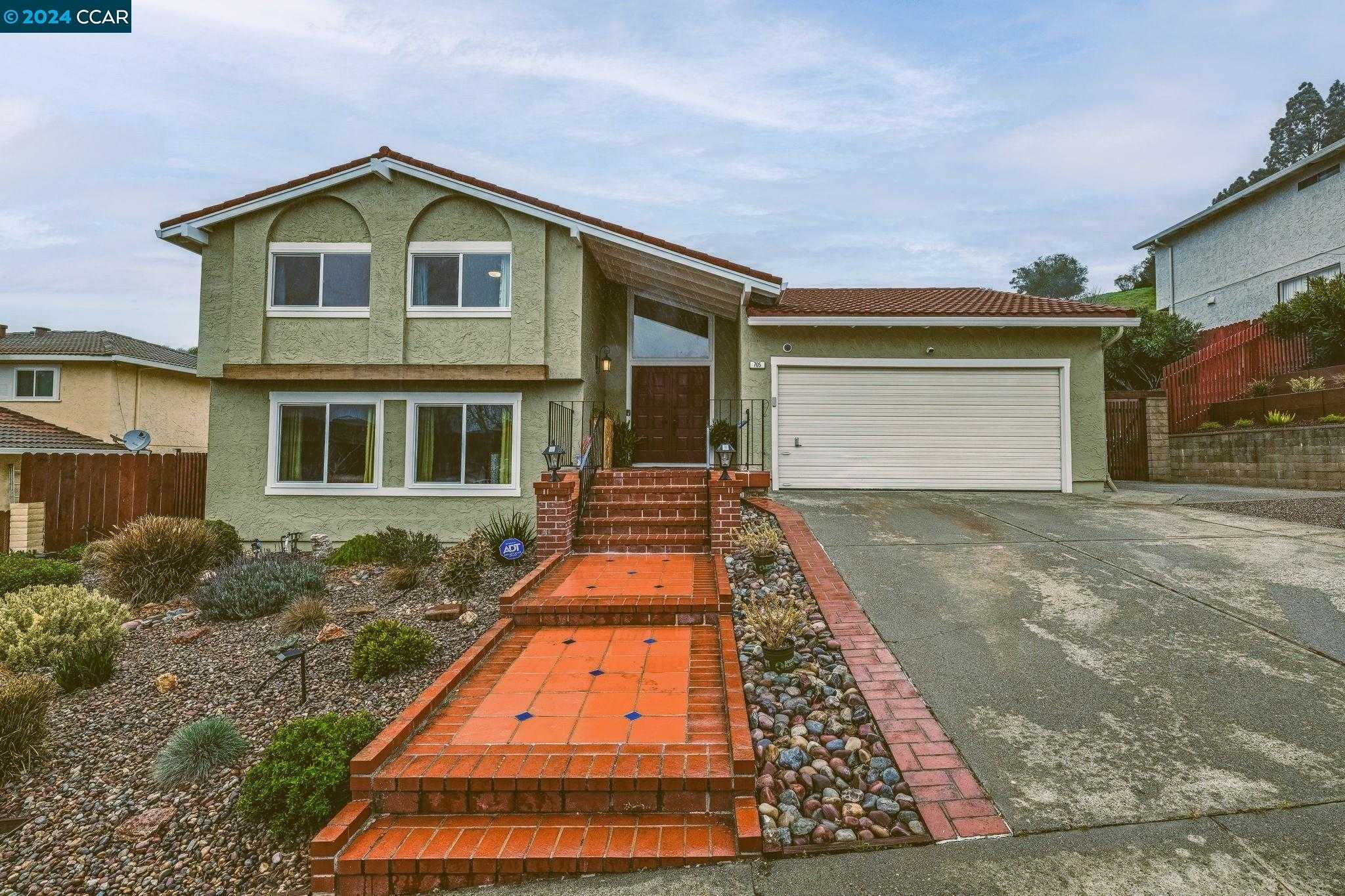 photo 1: 705 Devils Drop Ct, Richmond CA 94803