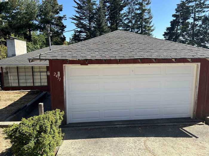 photo 1: 2451 Stockbridge Dr, Oakland CA 94611