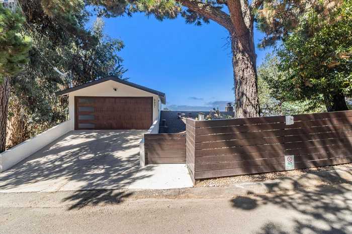 photo 1: 6601 Oakwood Dr, Oakland CA 94611