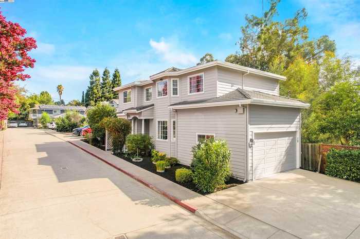 photo 1: 19292 Heyer Ln, Castro Valley CA 94546