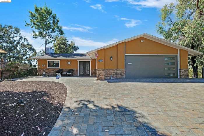 photo 2: 28016 Whitestone Ct, Hayward CA 94542