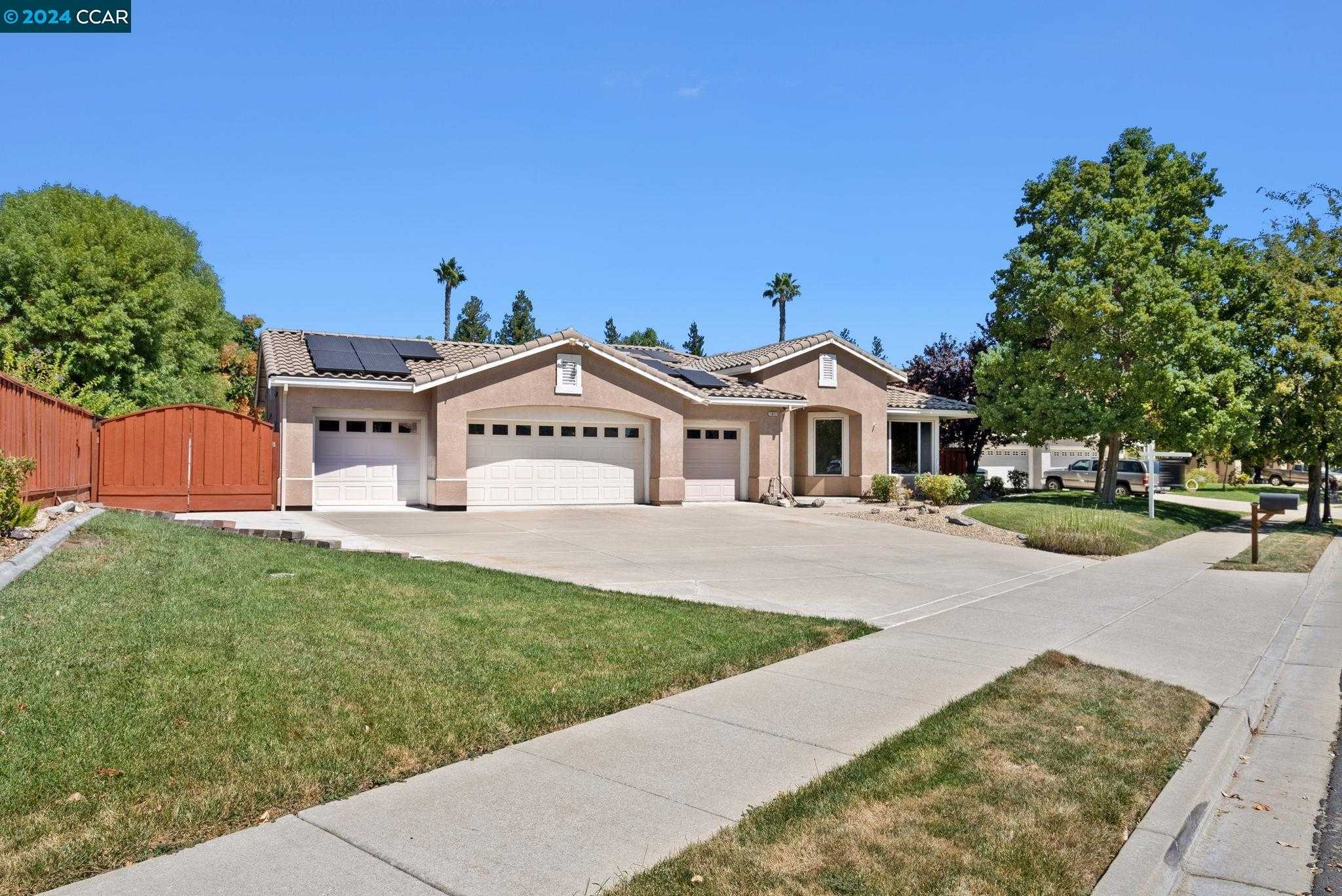 photo 1: 1811 Castellina Dr, Brentwood CA 94513