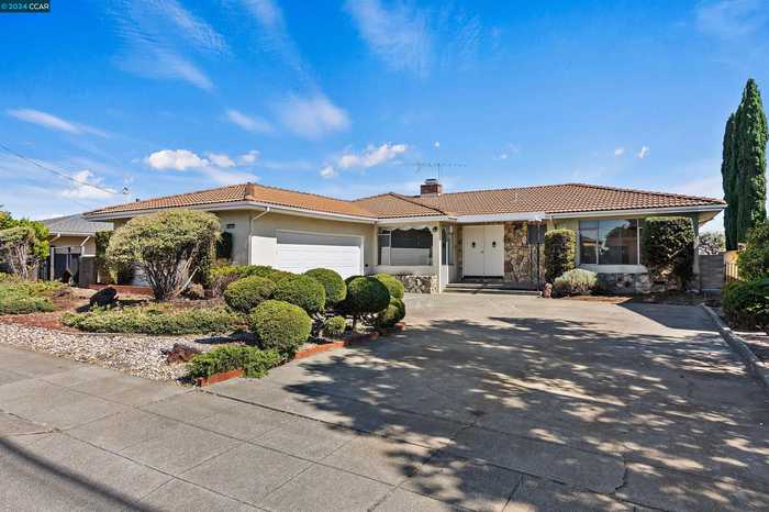 photo 2: 21686 Gail Drive, Castro Valley CA 94546