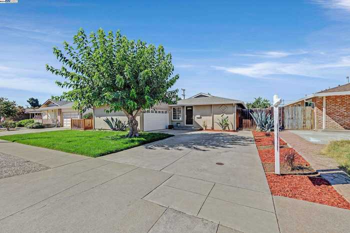 photo 2: 41667 Maywood St, Fremont CA 94538