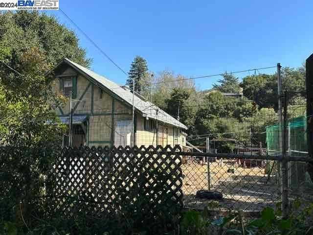 photo 2: 1341 Old Canyon Rd, Fremont CA 94536