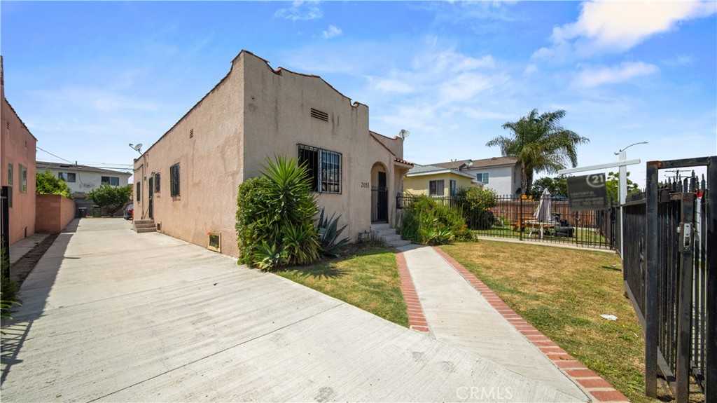 photo 2: 2049 S Burnside Avenue, Los Angeles CA 90016