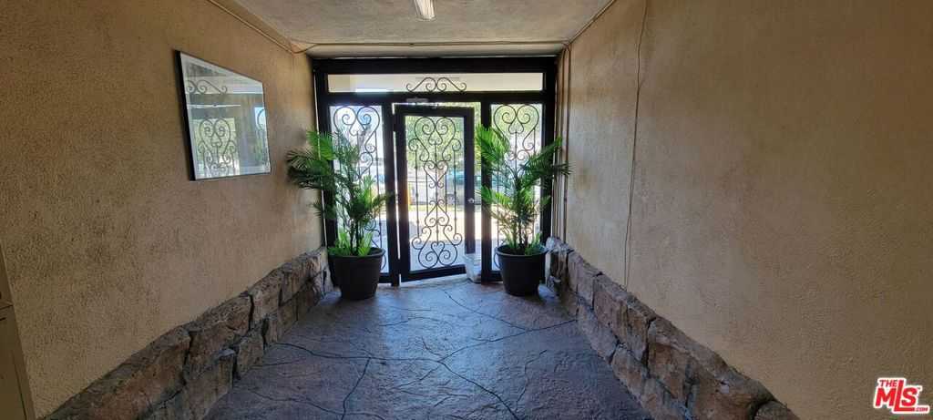 photo 2: 1554 S Gramercy Place, Los Angeles CA 90019