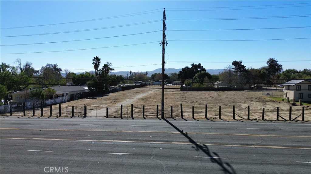 photo 3: 1075 3rd Street, San Bernardino CA 92408