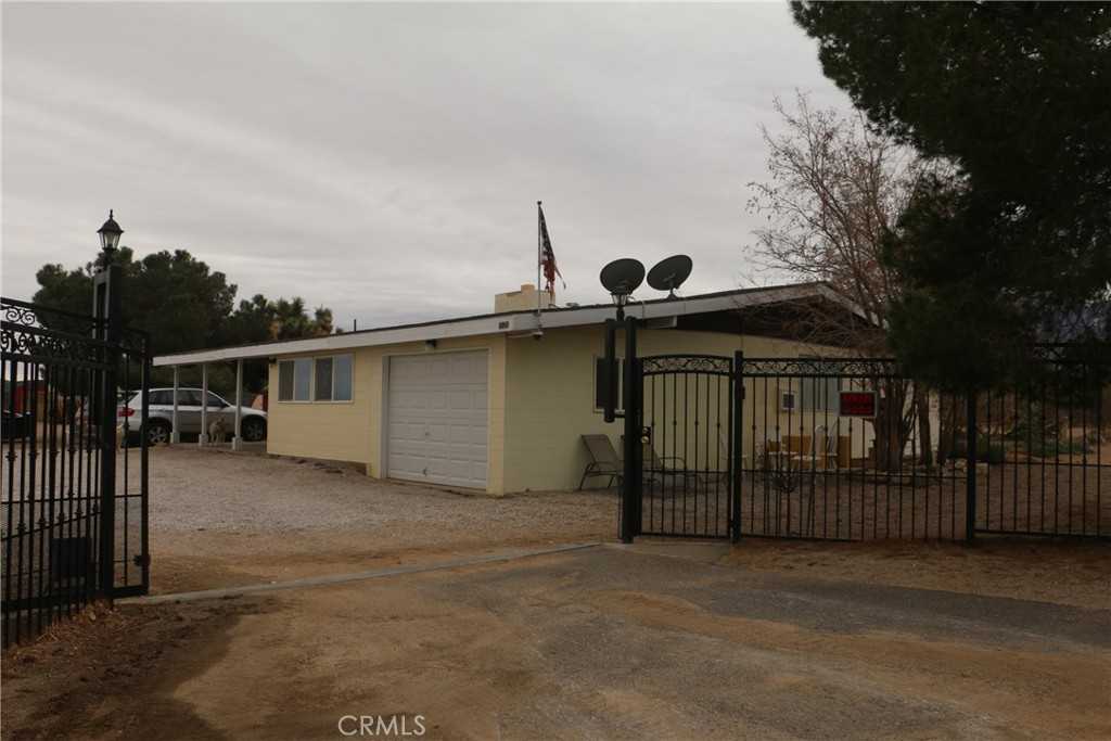 photo 3: 9125 mesa Road, Lucerne Valley CA 92356