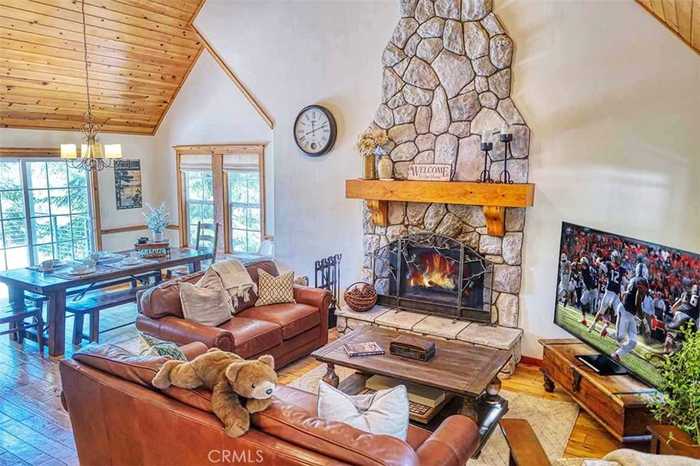 photo 1: 564 Pioneer Road, Lake Arrowhead CA 92352