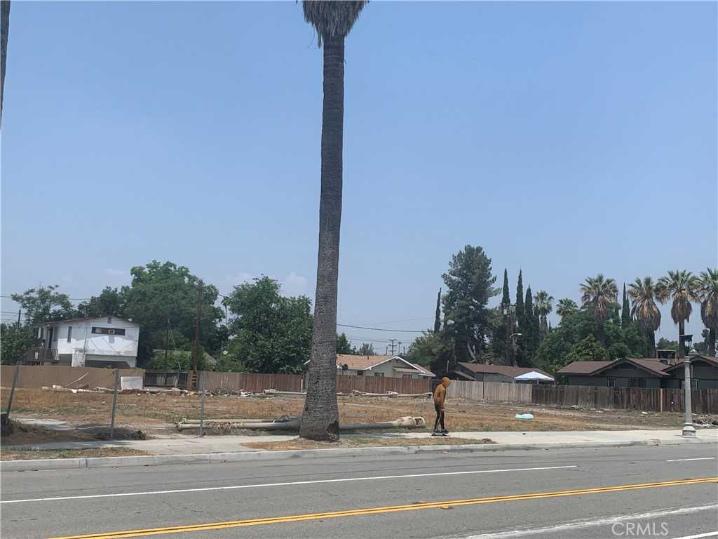 photo 2: 1524 N E Street, San Bernardino CA 92405