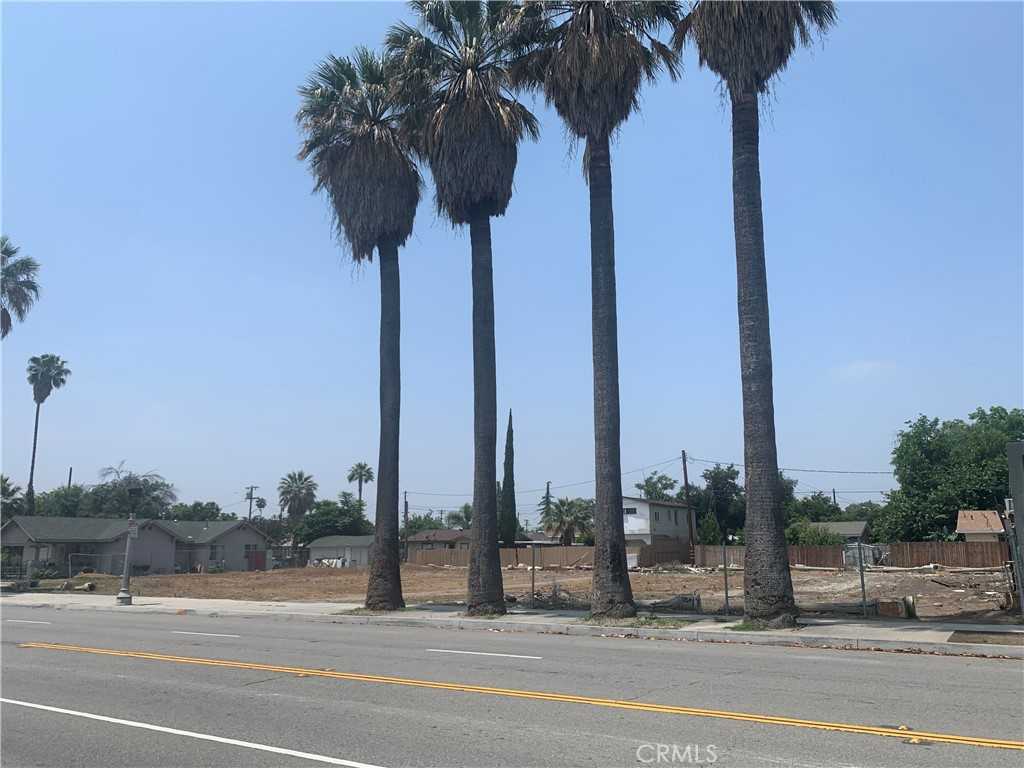 photo 3: 1524 N E Street, San Bernardino CA 92405