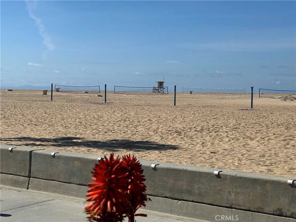 photo 2: 506 E Oceanfront, Newport Beach CA 92661