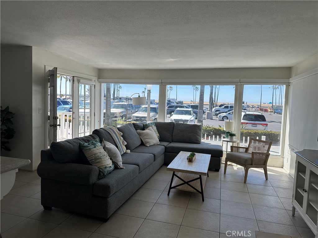 photo 3: 506 E Oceanfront, Newport Beach CA 92661