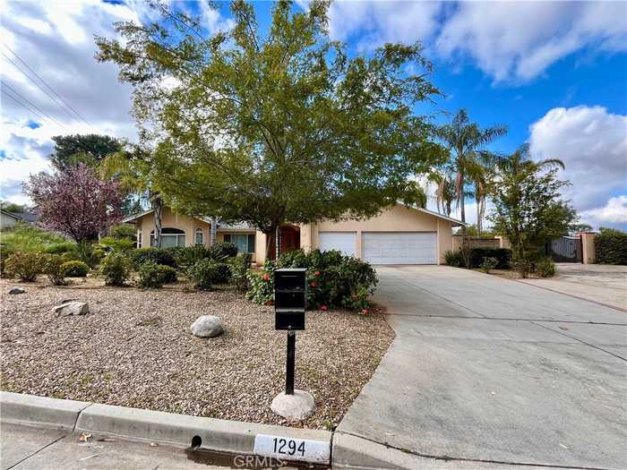 photo 2: 1294 Muirfield Road, Riverside CA 92506