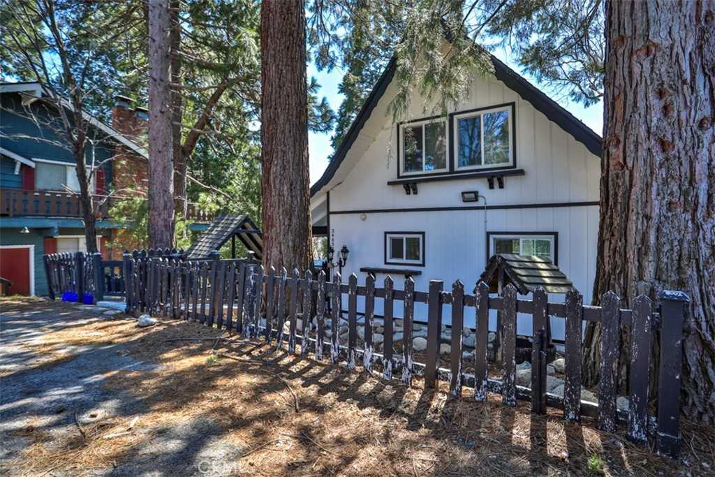 photo 3: 24833 Matterhorn Court, Crestline CA 92325