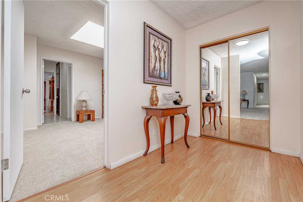 photo 2: 5376 Fairview Boulevard Unit 205, Los Angeles CA 90056