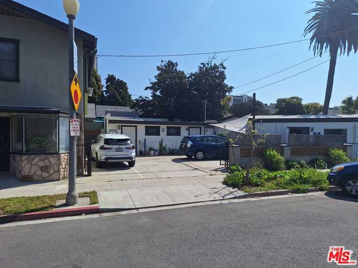 photo 2: 702 Cedar Avenue, Long Beach CA 90813