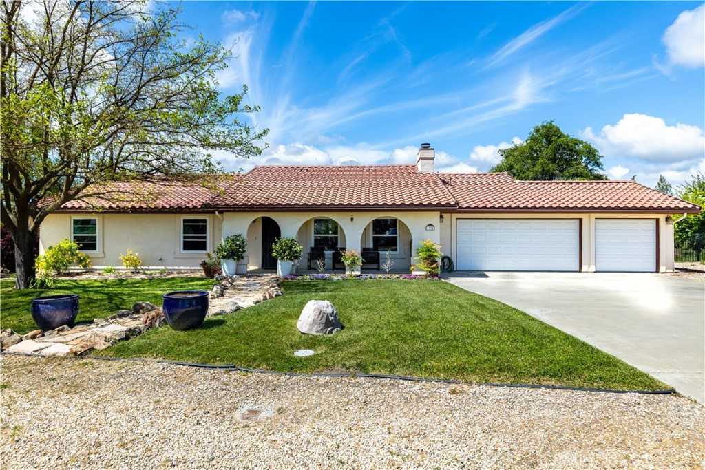 photo 1: 1002 Vista Grande Street, Paso Robles CA 93446