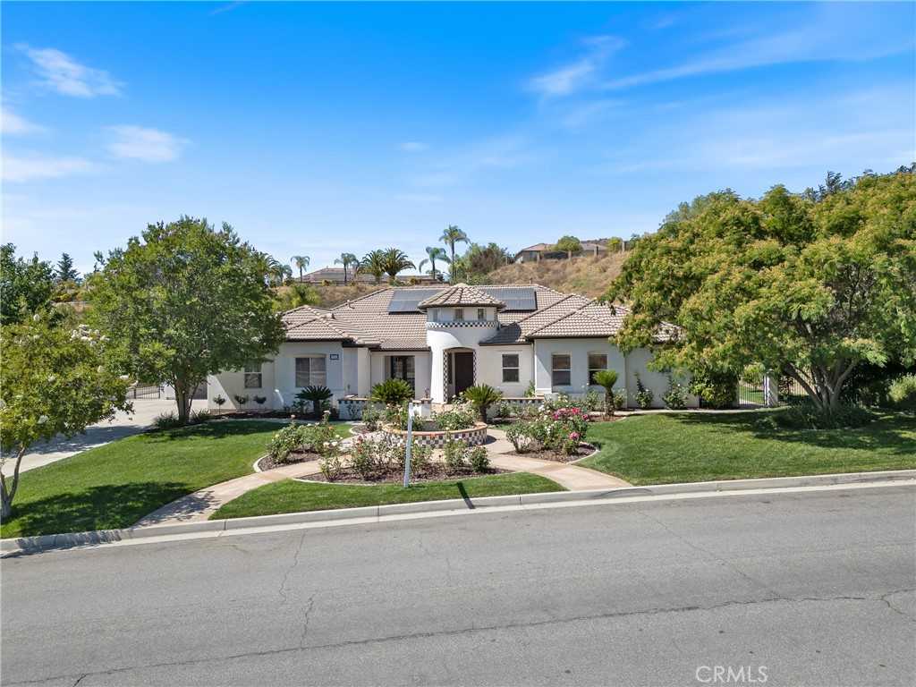 photo 1: 720 Creekside Drive, Redlands CA 92373