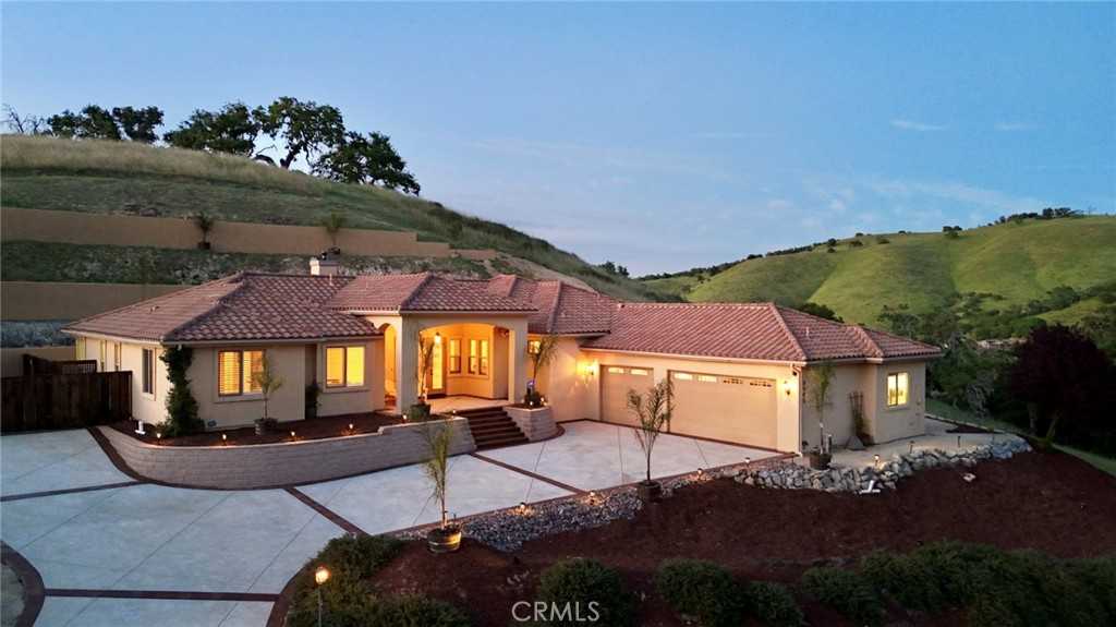 photo 1: 9805 Steelhead Road, Paso Robles CA 93446