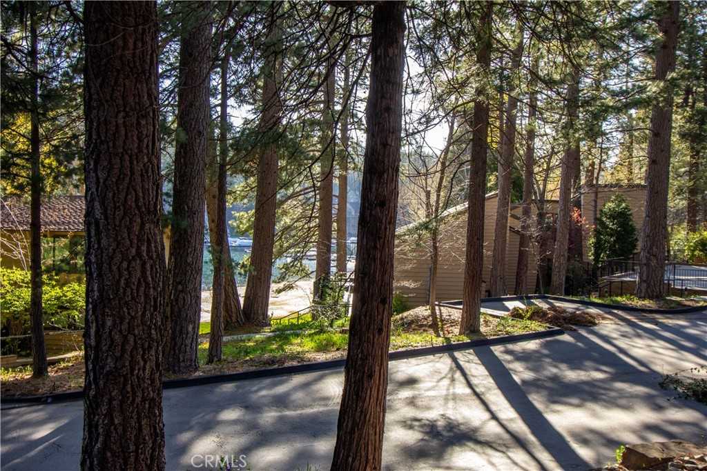 photo 3: 27821 Peninsula Drive Unit 405, Lake Arrowhead CA 92352