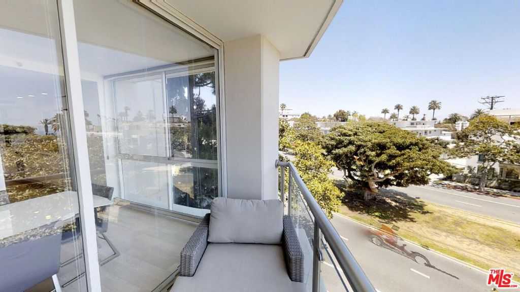 photo 3: 201 Ocean Avenue, Santa Monica CA 90402