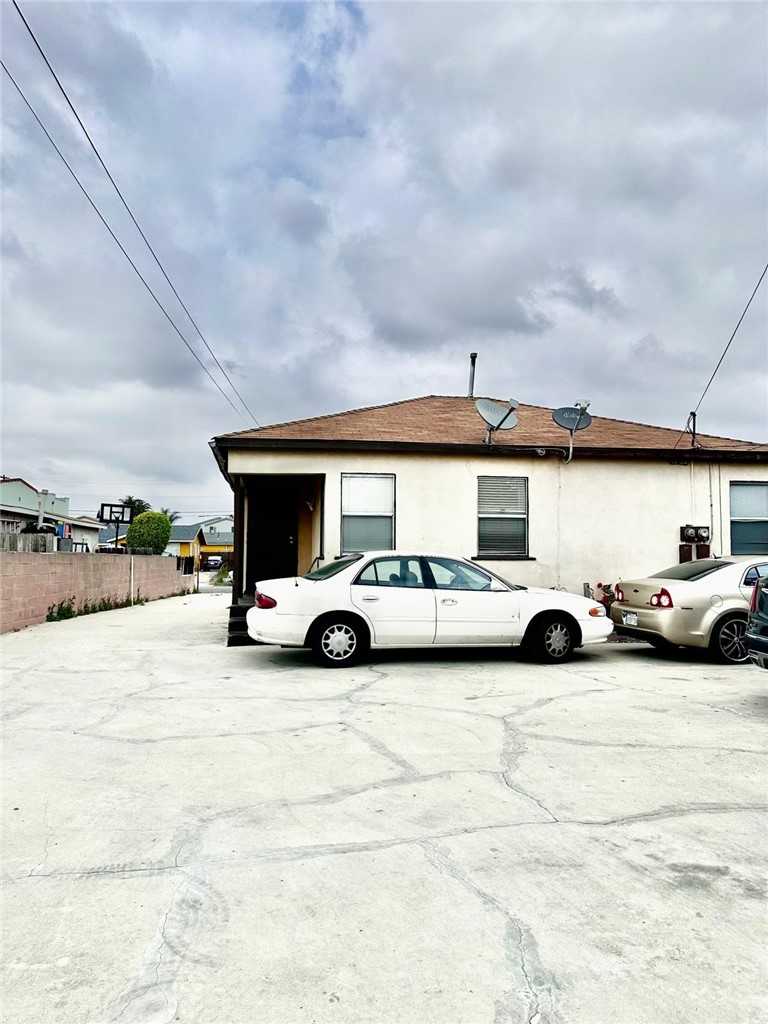 photo 2: 150 W 112th Street, Los Angeles CA 90061