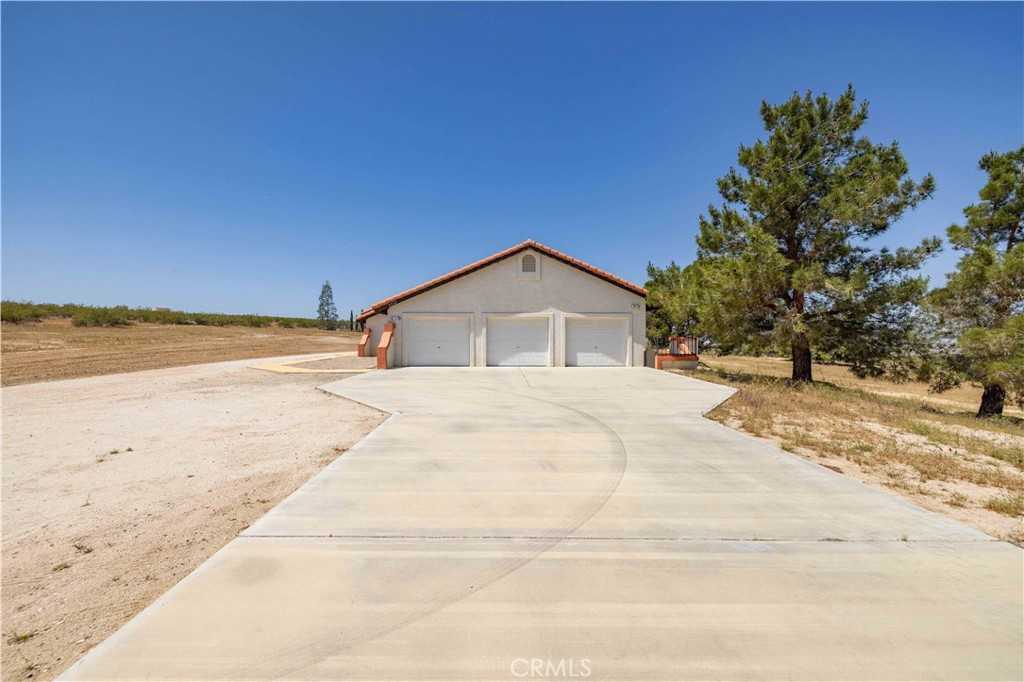 photo 3: 9532 Crest Road, California City CA 93505