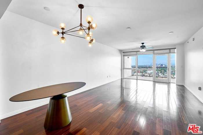 photo 2: 3785 Wilshire Boulevard Unit 2107, Los Angeles CA 90010