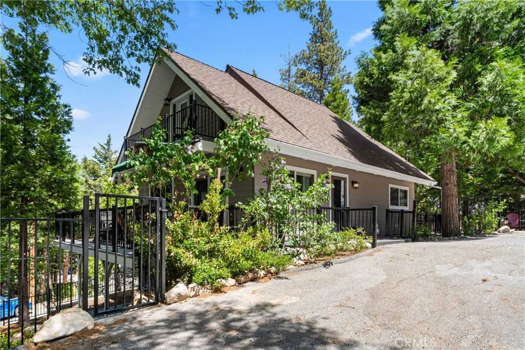 photo 2: 165 Hemlock Drive, Lake Arrowhead CA 92352