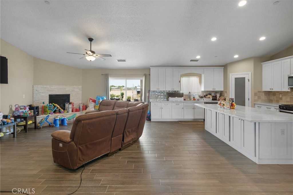 photo 3: 10166 3rd Avenue, Hesperia CA 92345