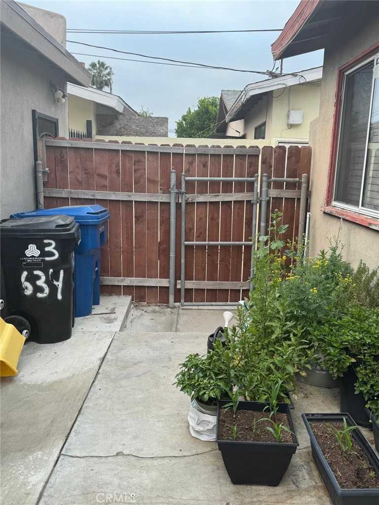 photo 2: 634 W Redondo Beach Boulevard, Gardena CA 90247