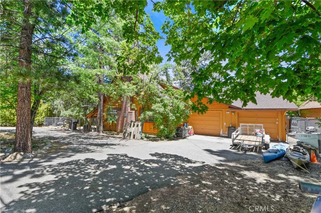 photo 2: 411 Pine Lane, Sugarloaf CA 92386