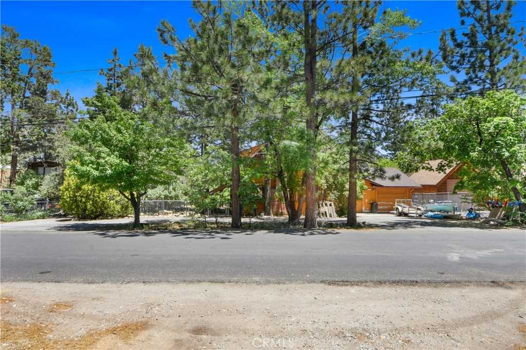 photo 3: 411 Pine Lane, Sugarloaf CA 92386