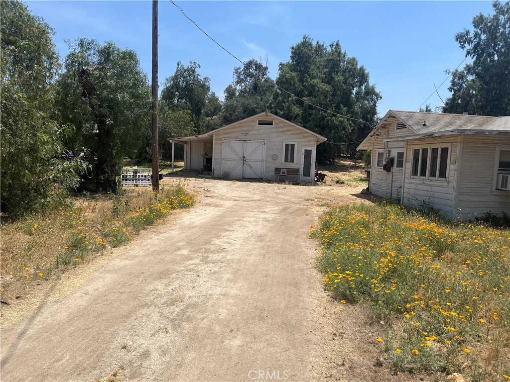 photo 2: 10560 Robinson Avenue, Riverside CA 92505