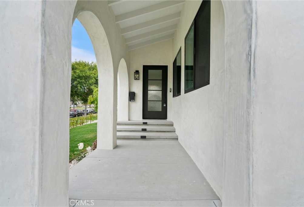 photo 3: 1676 S Crescent Heights Boulevard, Los Angeles CA 90035