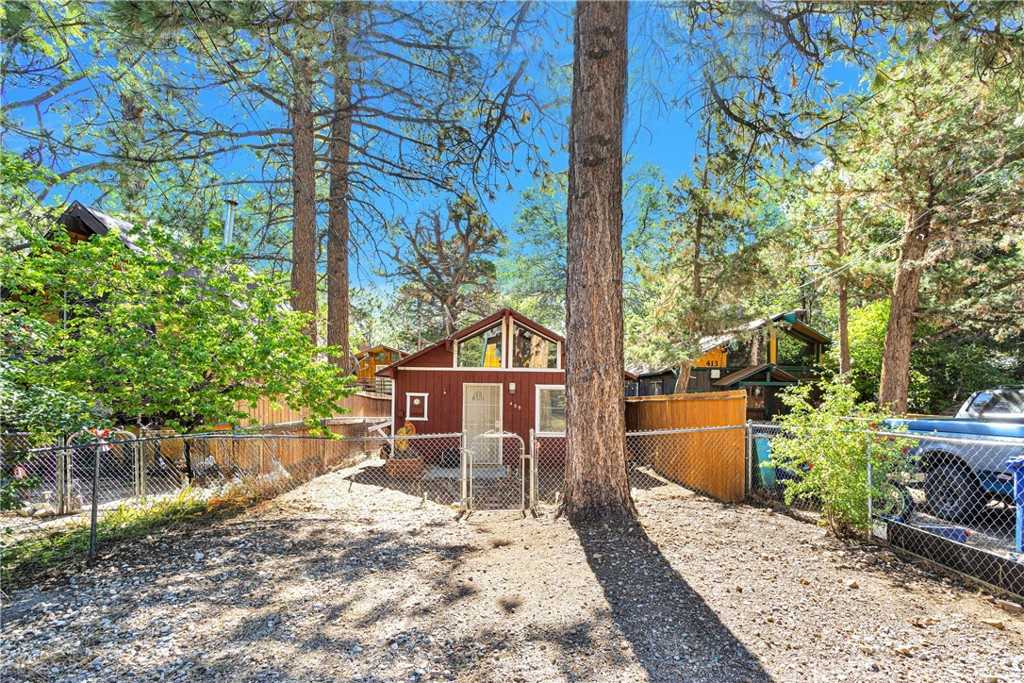 photo 2: 409 Wabash Lane, Sugarloaf CA 92386