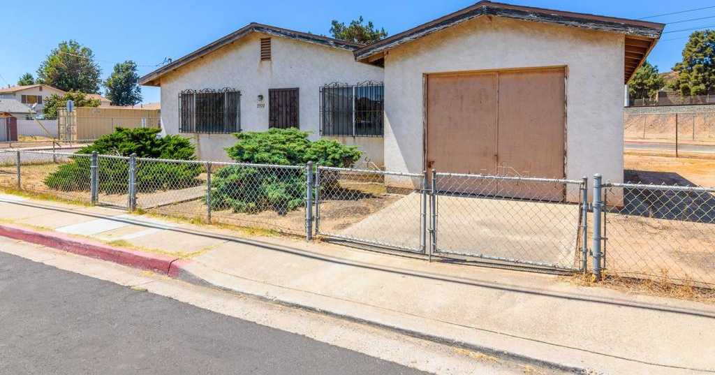 photo 2: 3910 Sunset Ln, San Diego CA 92173