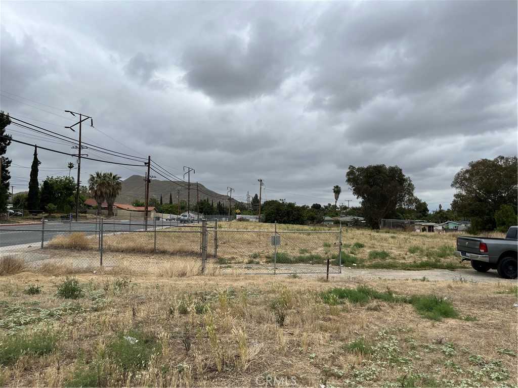 photo 3: 4350 Riverview Drive, Jurupa Valley CA 92509