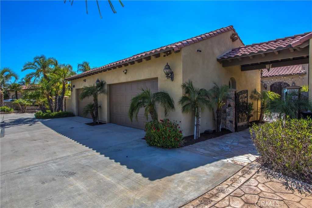 photo 2: 5239 Lochmoor Drive, Riverside CA 92507