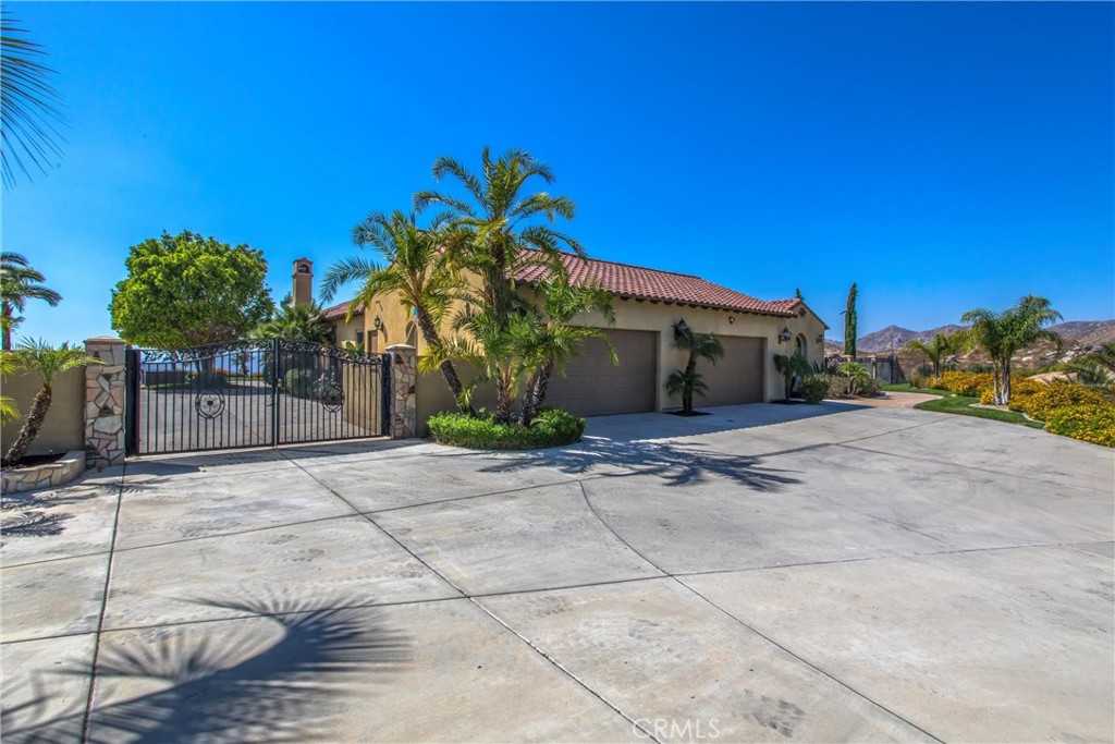 photo 3: 5239 Lochmoor Drive, Riverside CA 92507