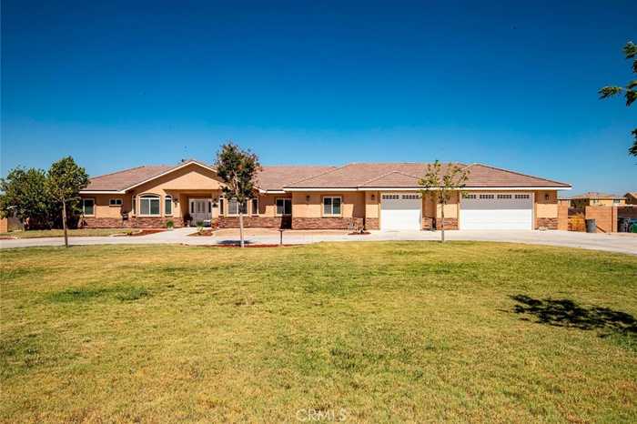 photo 1: 43944 Appaloosa Drive, Lancaster CA 93536