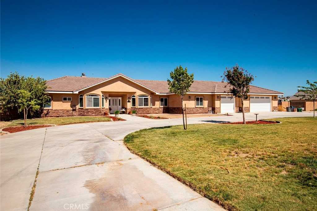 photo 2: 43944 Appaloosa Drive, Lancaster CA 93536