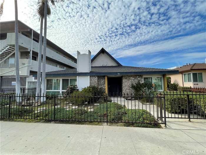 photo 2: 701 S Grevillea Avenue, Inglewood CA 90301