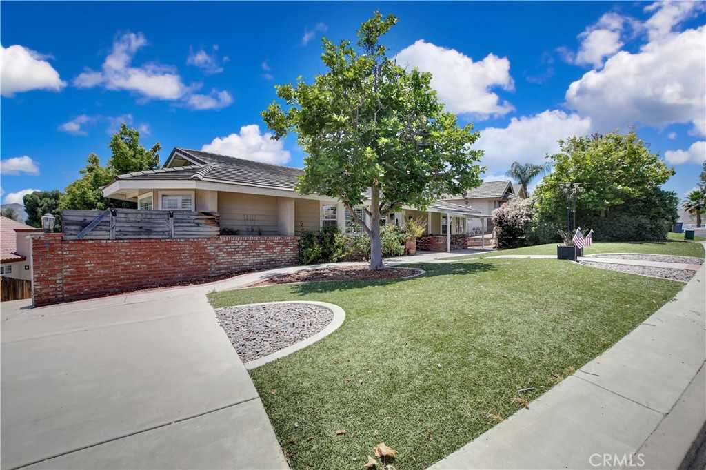 photo 3: 22137 Tumbleweed Drive, Canyon Lake CA 92587