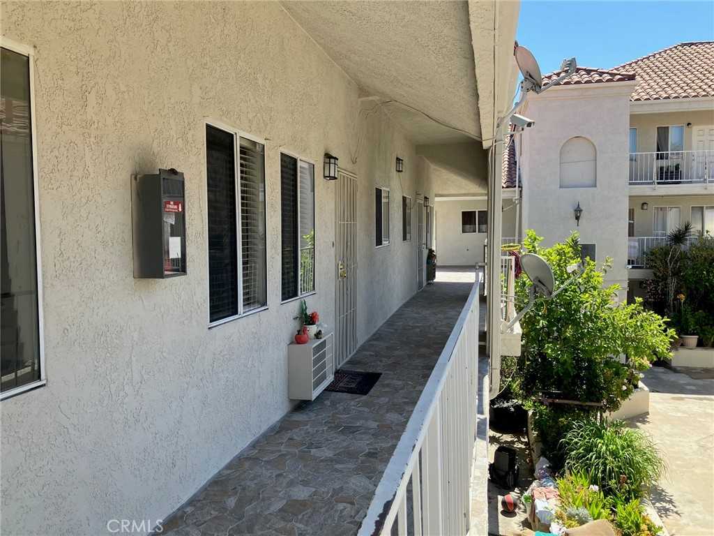 photo 2: 6130 Rugby Avenue Unit 202, Huntington Park CA 90255